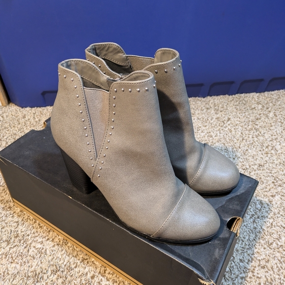 Gray Beaded Bootie Heels Size 8 1/2 W - Picture 1 of 3